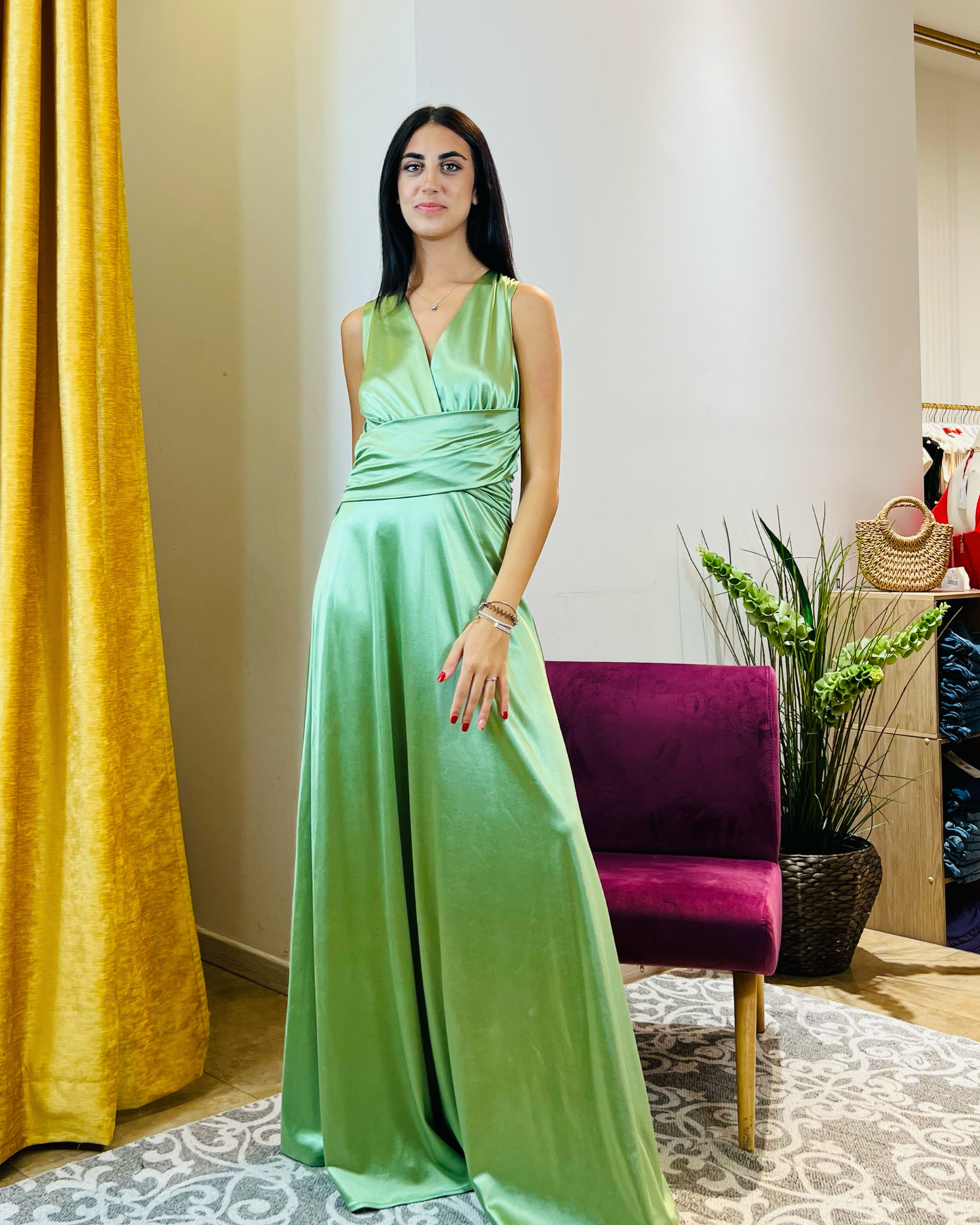 Abito "Emerald Glow". Abito lungo donna in jersey lucido, con scollo a V, drappeggiato in vita e gonna ampia.