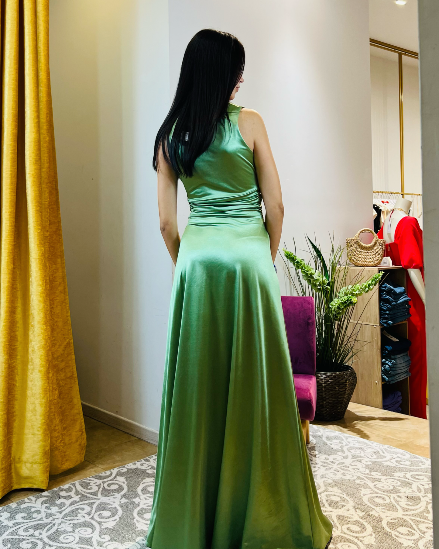 Abito "Emerald Glow". Abito lungo donna in jersey lucido, con scollo a V, drappeggiato in vita e gonna ampia.