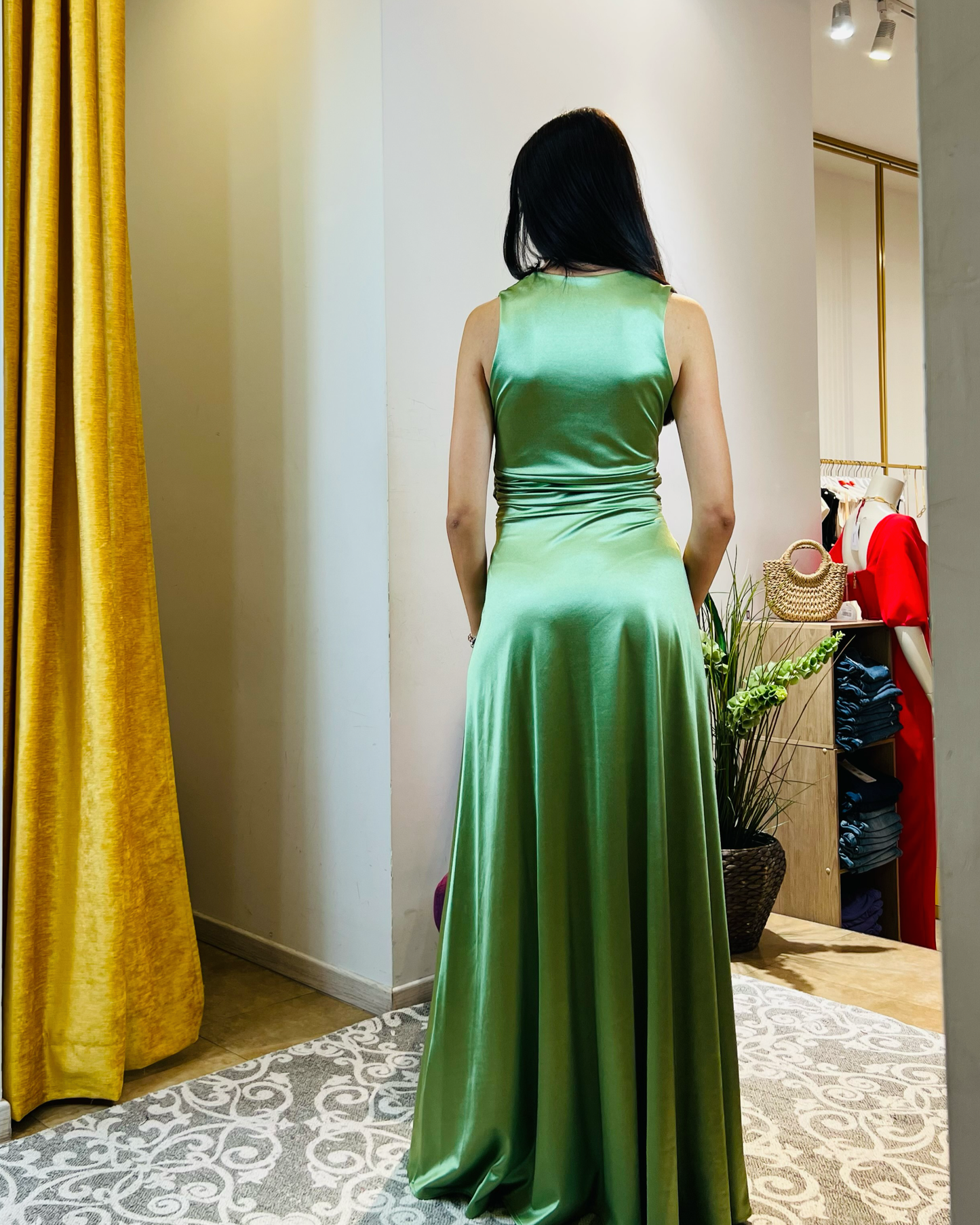 Abito "Emerald Glow". Abito lungo donna in jersey lucido, con scollo a V, drappeggiato in vita e gonna ampia.