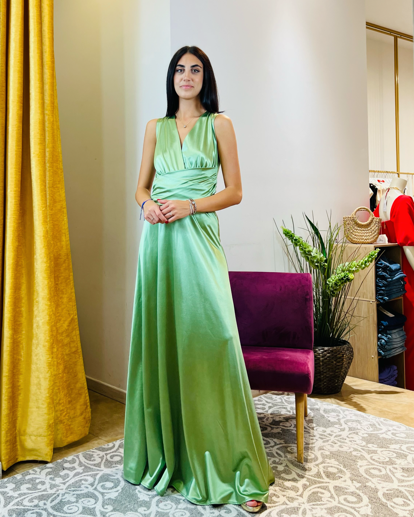 Abito "Emerald Glow". Abito lungo donna in jersey lucido, con scollo a V, drappeggiato in vita e gonna ampia.