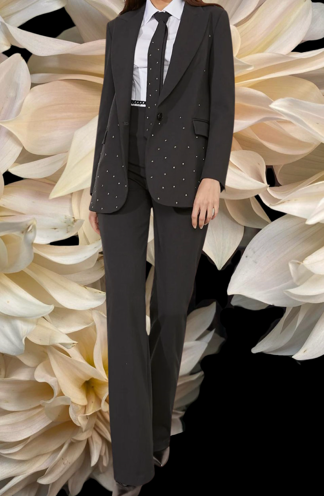Tailleur "Iconic Femininity". Tailleur invernale grigio con giacca decorata con strass,abbinato a pantaloni a gamba dritta