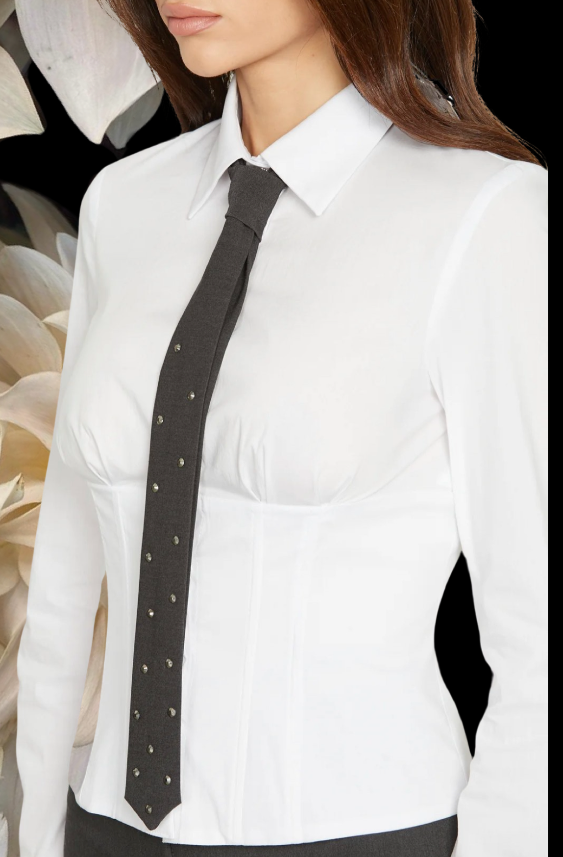 Tailleur "Iconic Femininity". Tailleur invernale grigio con giacca decorata con strass,abbinato a pantaloni a gamba dritta