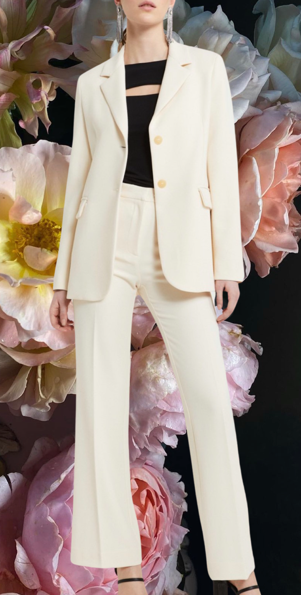 Tailleur "Ivory Grace". Tailleur pantalone panna con giacca blazer due bottoni, pantaloni ampi eleganti