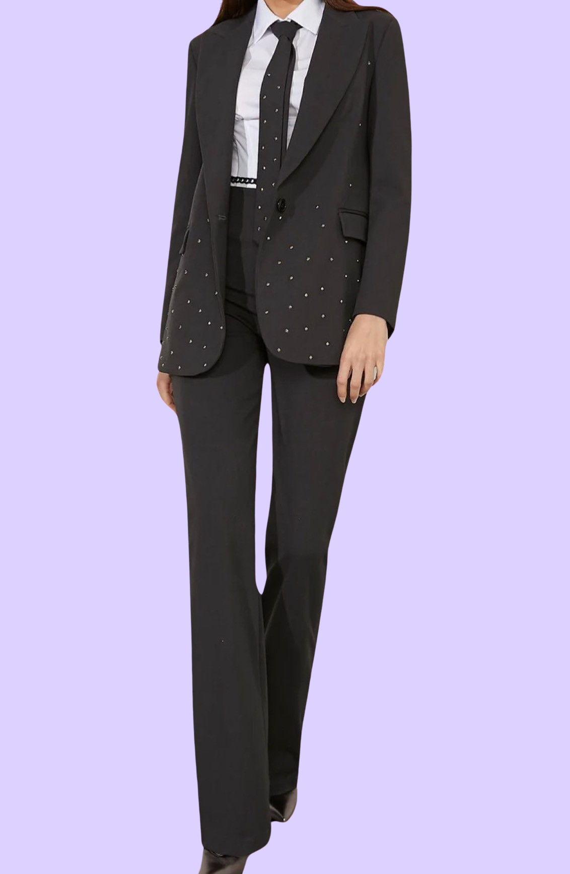 Tailleur "Iconic Femininity". Tailleur invernale grigio con giacca decorata con strass,abbinato a pantaloni a gamba dritta