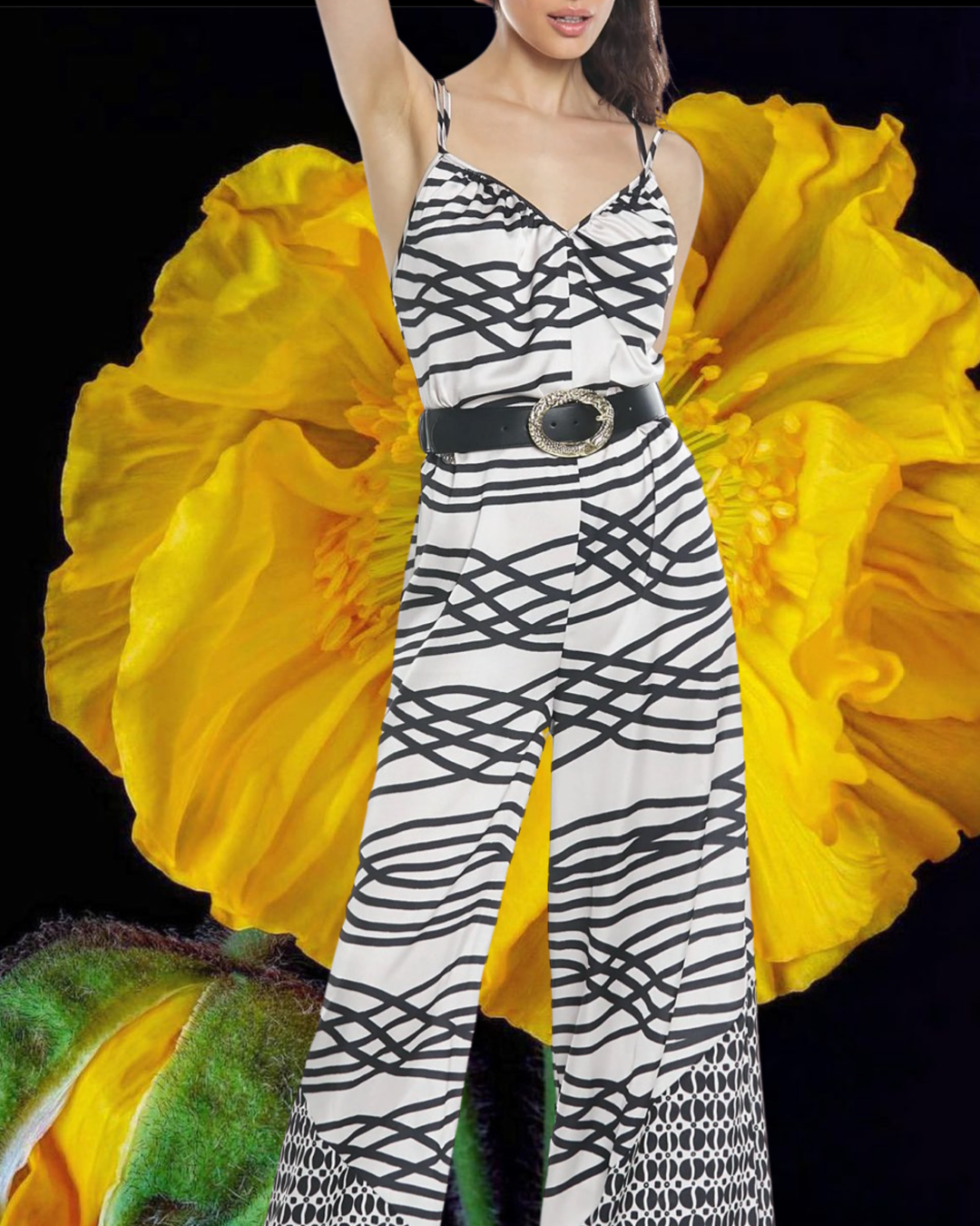 Tuta Monochrome "Floral Jumpsuit" con spalline sottili e una vestibilità morbida, bianca e nera.
