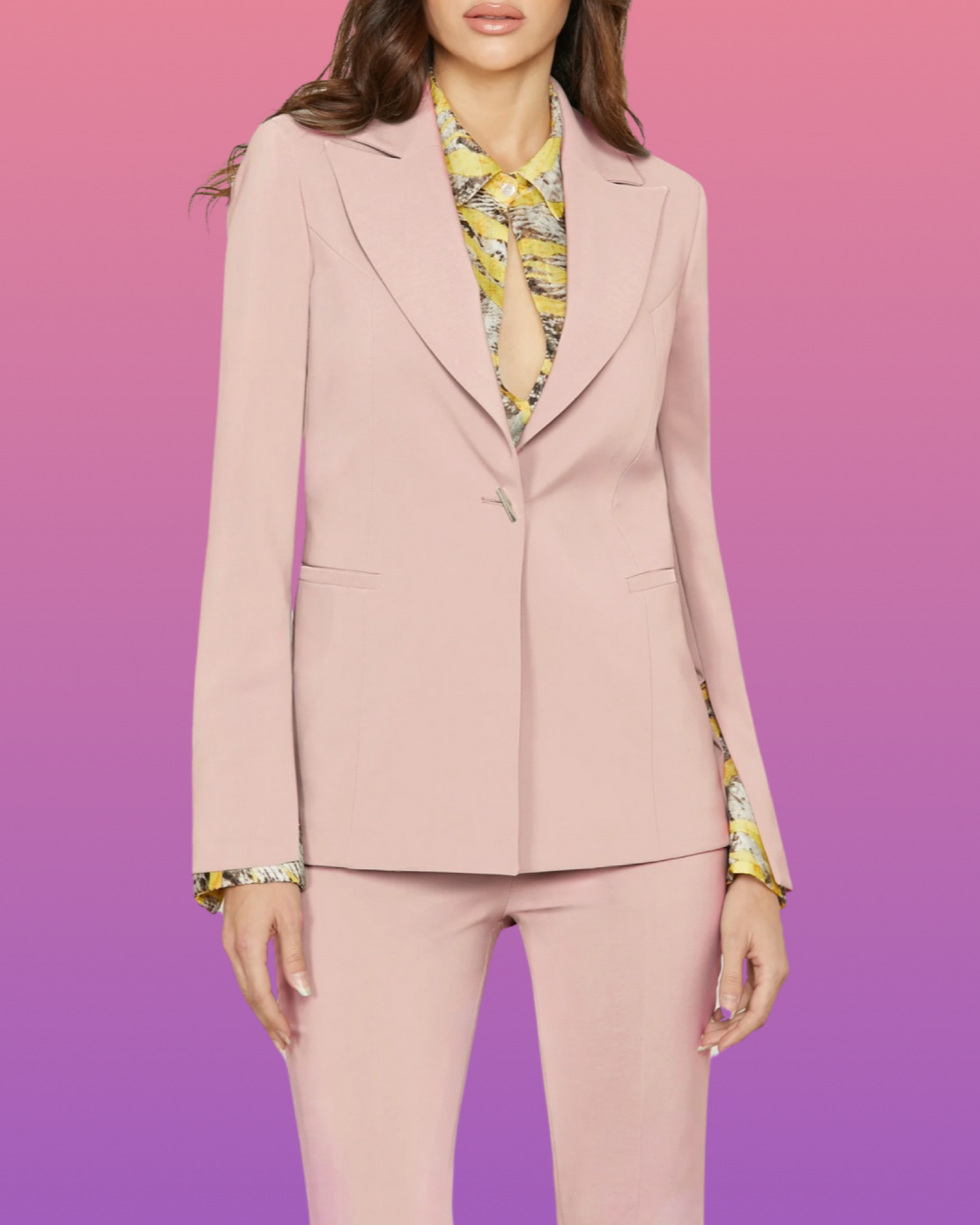 Tailleur "Blush Grace". Tailleur chiaro in tessuto tecnico con giacca monopetto ad un solo bottone con pantaloni stretti dal taglio affusolato.