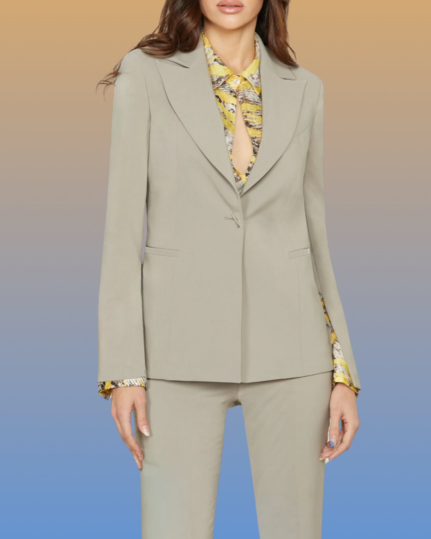Tailleur "Elegant Whisper Tailored". Tailleur in tessuto tecnico con giacca monopetto ad un solo bottone con pantaloni stretti dal taglio affusolato.