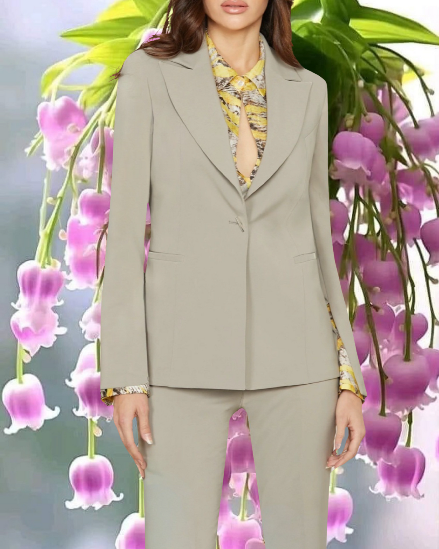 Tailleur "Elegant Whisper Tailored". Tailleur in tessuto tecnico con giacca monopetto ad un solo bottone con pantaloni stretti dal taglio affusolato.