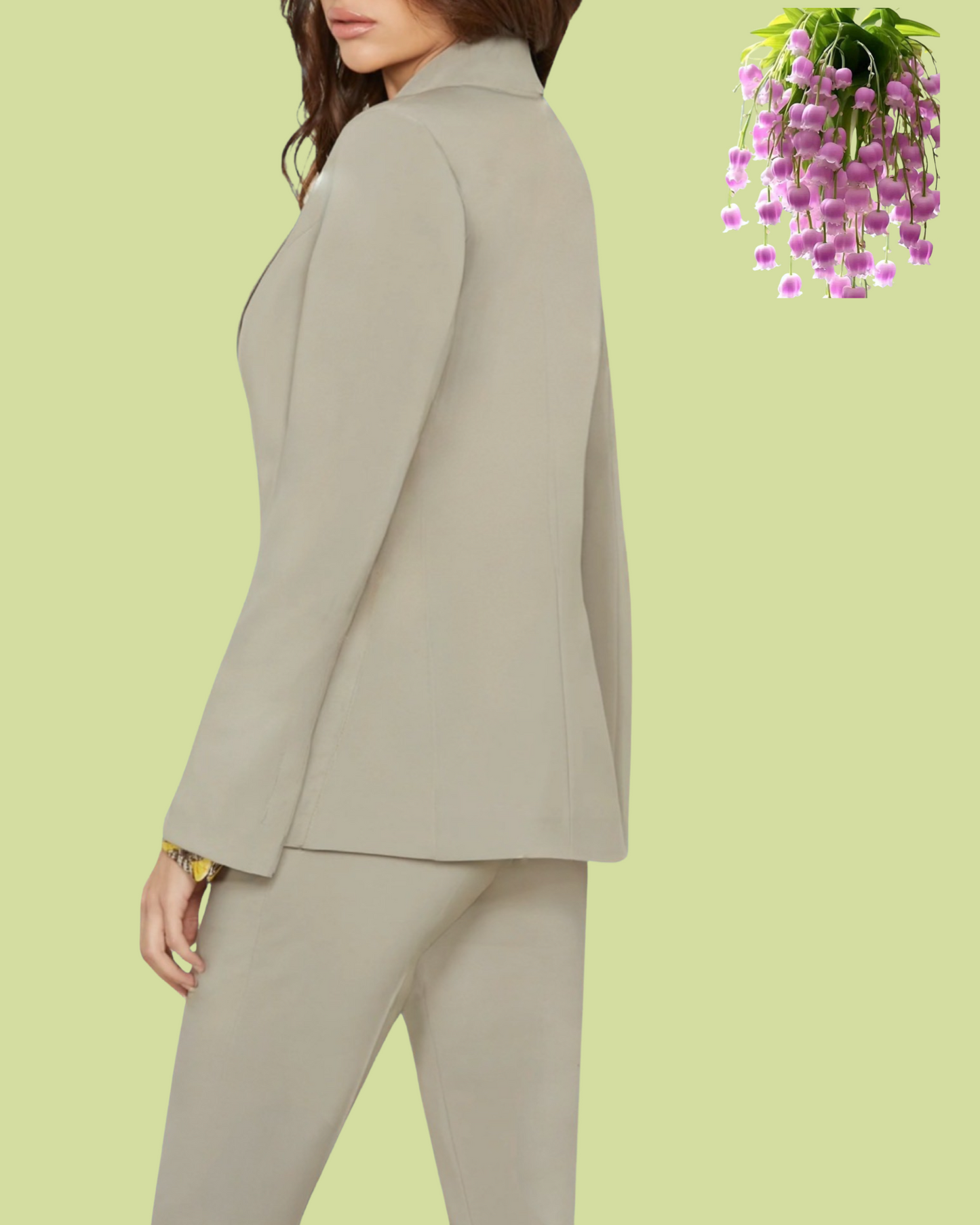 Tailleur "Elegant Whisper Tailored". Tailleur in tessuto tecnico con giacca monopetto ad un solo bottone con pantaloni stretti dal taglio affusolato.