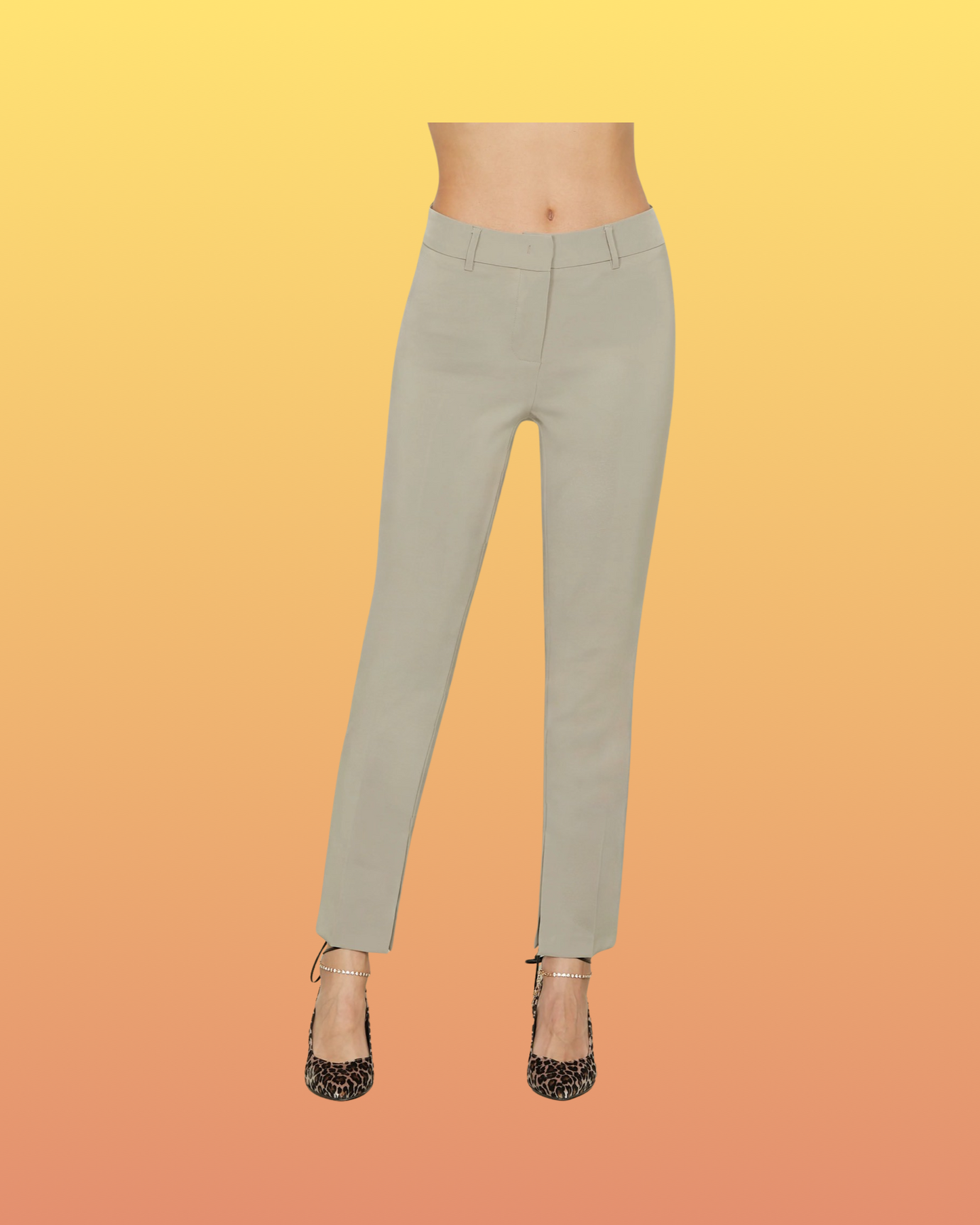 Tailleur "Elegant Whisper Tailored". Tailleur in tessuto tecnico con giacca monopetto ad un solo bottone con pantaloni stretti dal taglio affusolato.