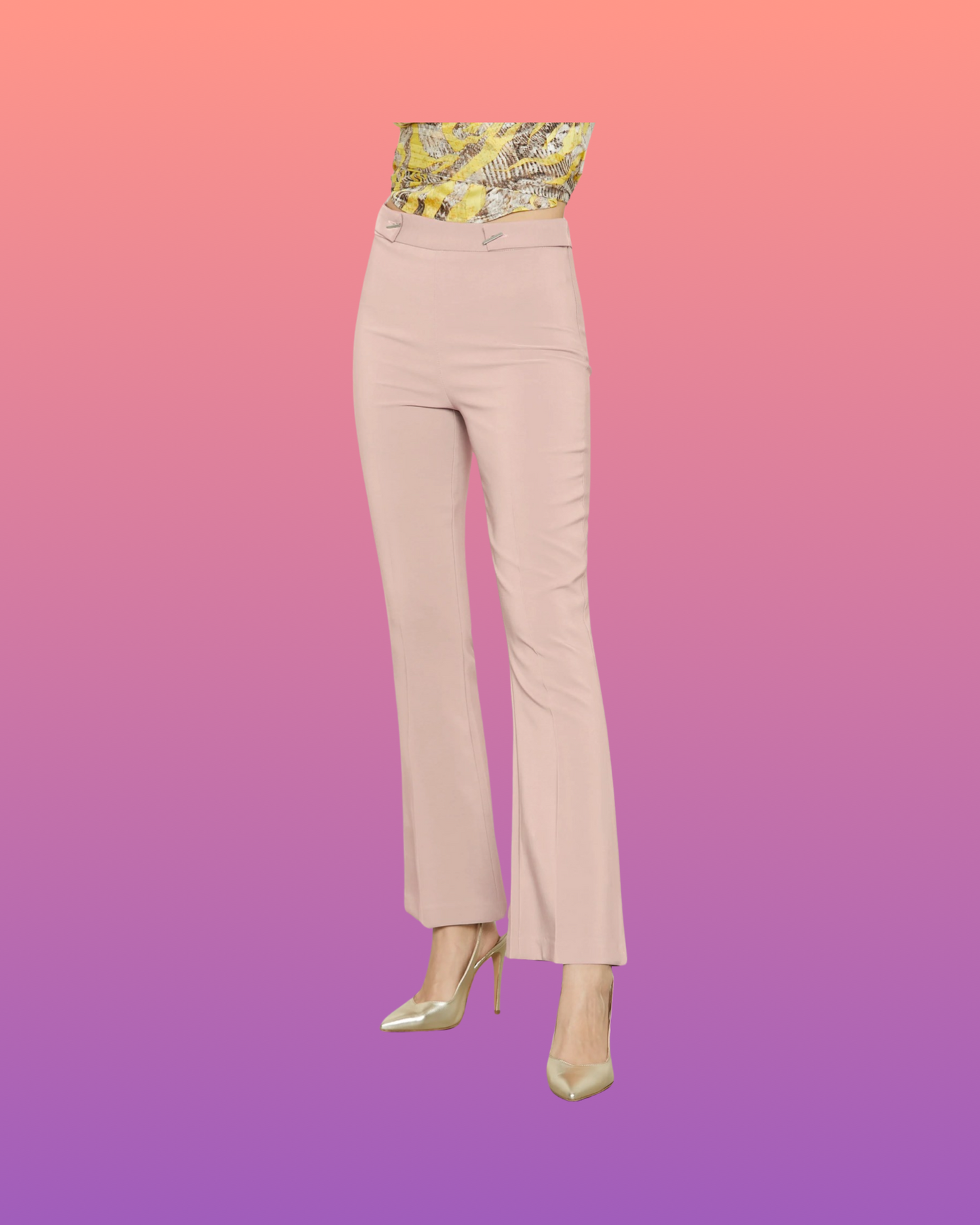 Tailleur "Elegant Whisper Tailored". Tailleur in tessuto tecnico con giacca monopetto ad un solo bottone con pantaloni stretti dal taglio affusolato.