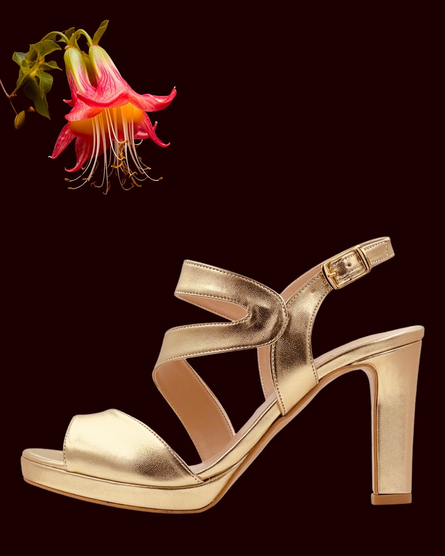 Sandalo "Golden Dazzle". Sandali eleganti in pelle oro, da cerimonia o da festa con platform e tacco alto.