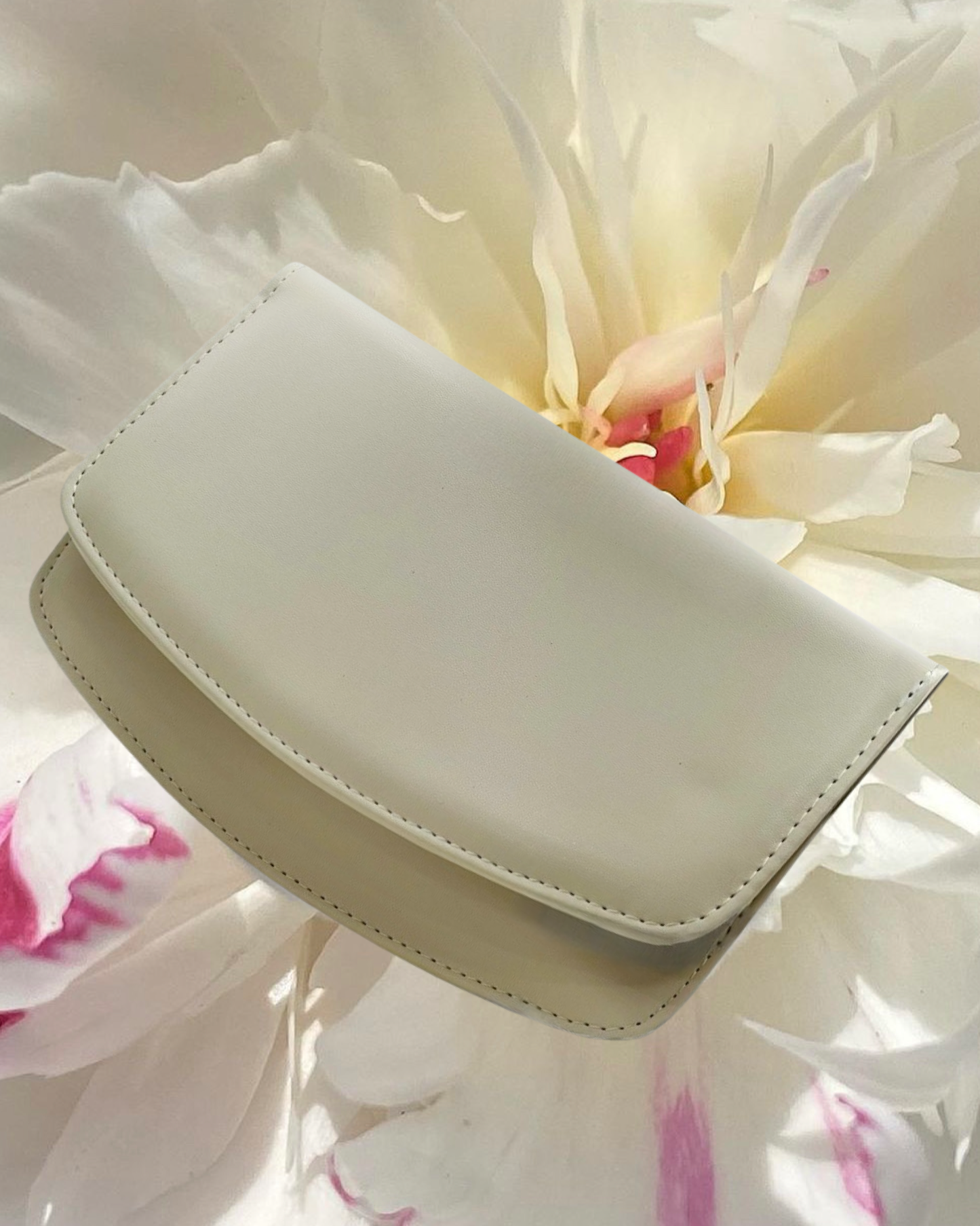 Borsa "Timeless Allure". Borsetta a mano in pelle avorio elegante, forma rettangolare con catenina