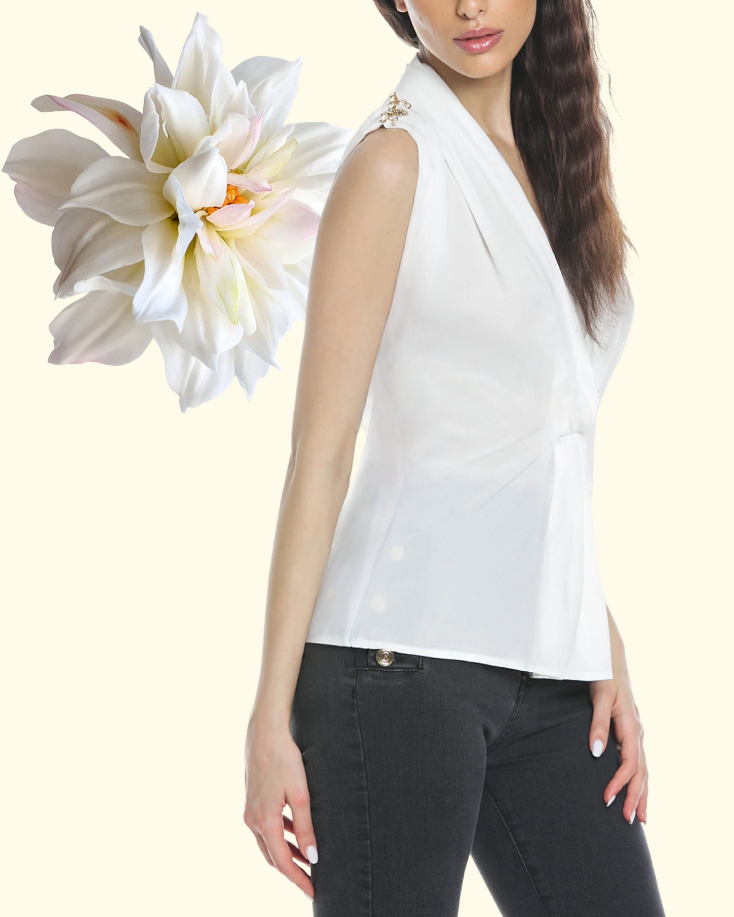 Top "Soft Blossom".Top smanicato in seta color avorio con scollo drappeggiato profondo.