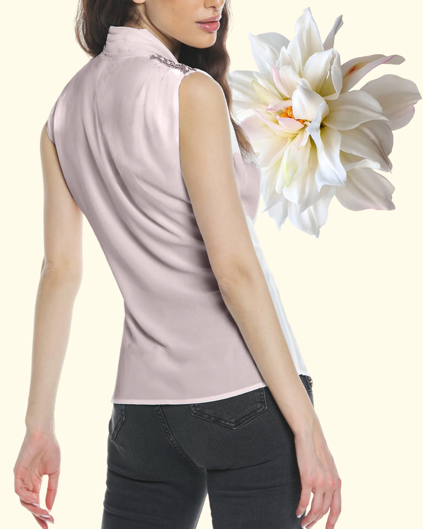 Top "Soft Blossom". Top smanicato in seta color rosa pallido con scollo drappeggiato profondo.