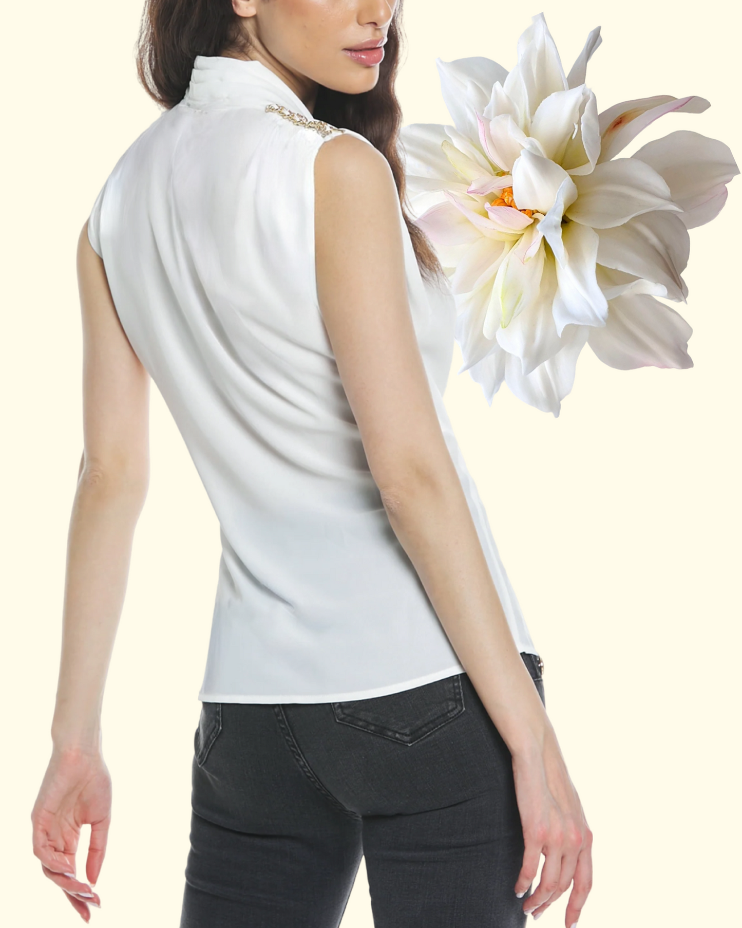 Top "Soft Blossom". Top smanicato in seta color rosa pallido con scollo drappeggiato profondo.