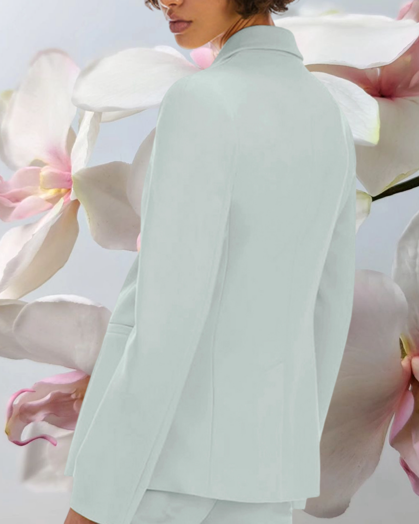 Tailleur "Sky Mist". Completo colore acquamarina con blazer e pantaloni a vita alta a gamba dritta.